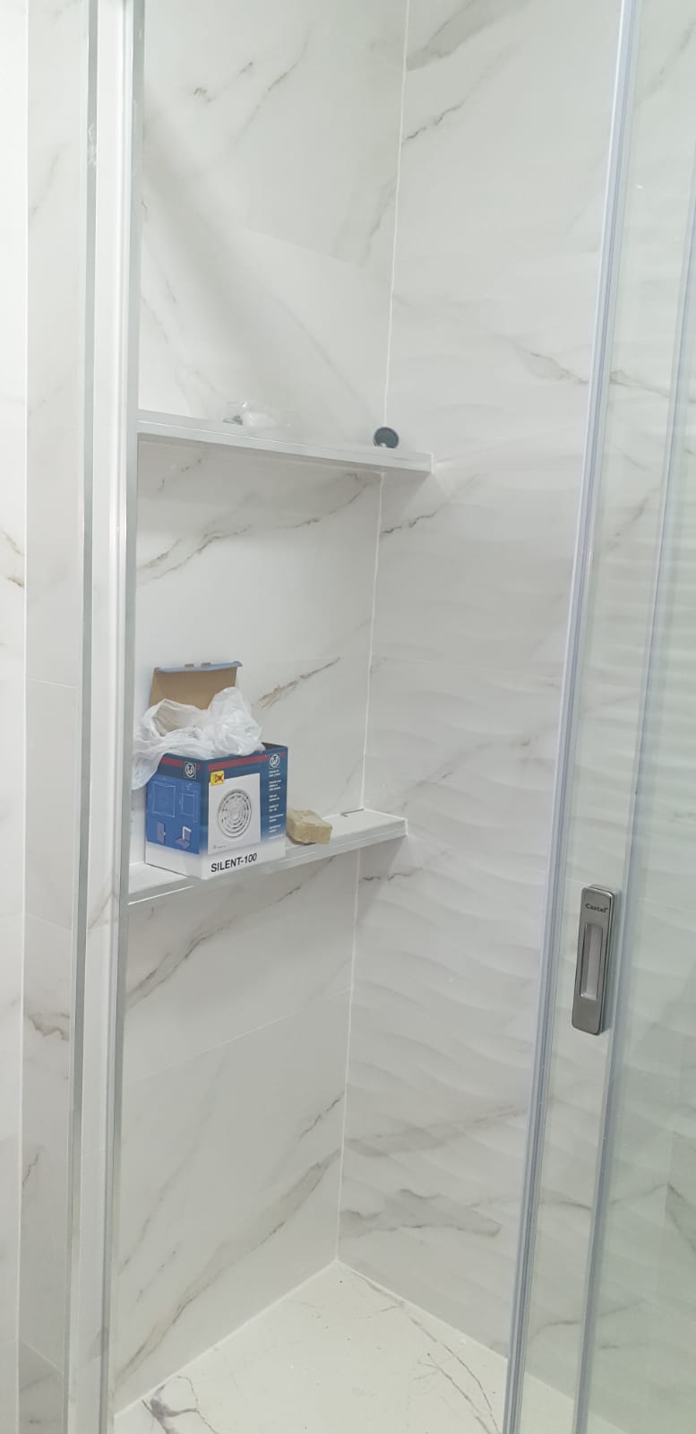 reforma baño después detalle estantes de obra interior de plato de ducha reforma baño